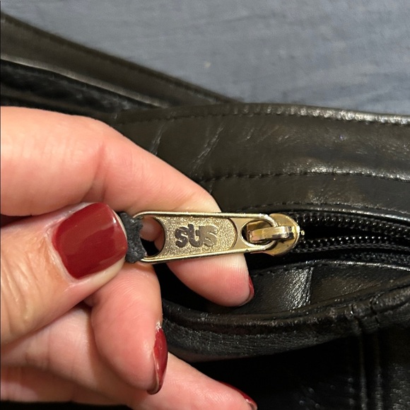 SAS Classic Black Genuine Leather Shoulder Bag - Picture 2 of 7